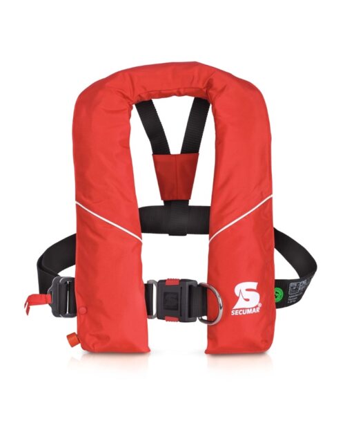 Die Rettungsweste Secumar | Rettungsweste Arkona 275 mit schwarzen Riemen und Schnallen trägt das Logo auf der rechten Seite. Ihre rote Farbe bildet einen schönen Kontrast zum weißen Hintergrund und unterstreicht ihr schlankes Design und ihre zuverlässige Verarbeitung. | Schäffeler Wassersport