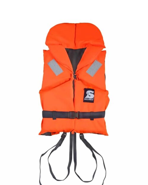 Die Secumar | Schwimmweste Bravo ist eine orange Schwimmweste mit reflektierenden Schulterstreifen, eleganten schwarzen Riemen und einem auffälligen Logo auf der Vorderseite, das flach auf weißem Hintergrund zur Geltung kommt. | Schäffeler Wassersport