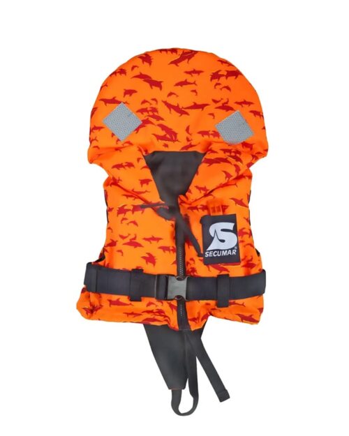 Die Secumar Schwimmweste Bravo Print ist eine orangefarbene Schwimmweste für Kinder mit roten Hai-Silhouetten, einer Kapuze, schwarzem Riemen und Schnalle sowie einem sicheren schwarzen Schrittgurt für Wasserabenteuer. | Schäffeler Wassersport
