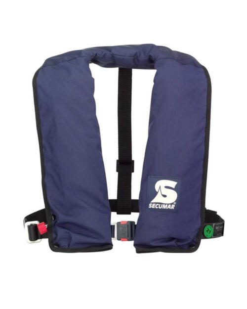 Die Secumar | Rettungsweste Golf 150 ist eine schicke aufblasbare Rettungsweste in Blau mit schwarzen Riemen und weißem Logo. Sie verfügt über verstellbare Schnallen für einen festen Sitz und eine rote Aufreißlasche zum einfachen Aufblasen. So ist Sicherheit gewährleistet, ohne auf Komfort zu verzichten. | Schäffeler Wassersport