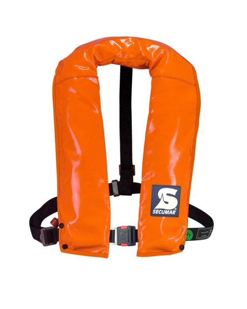 Die Rettungsweste Secumar Rettungsweste Golf 150 SPR besticht durch eine leuchtend orange Farbe mit glänzender Oberfläche, ergänzt durch schwarze Riemen und eine robuste Schnalle. Auf dem Frontaufnäher ist der Markenname deutlich zu erkennen. | Schäffeler Wassersport