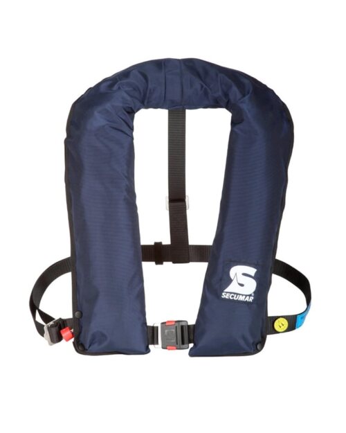Die Secumar | Rettungsweste Golf 275 ist eine dunkelblaue aufblasbare Rettungsweste mit schwarzem Riemen, Schnalle und stromlinienförmigem Design. Sie trägt das „Secumar“-Logo auf der Unterseite und verfügt über einen roten Aktivierungsgriff für die persönliche Schwimmfähigkeit. | Schäffeler Wassersport