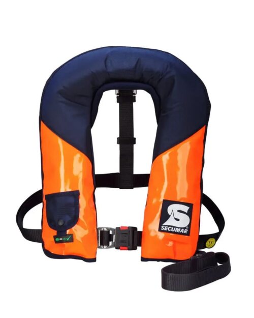 Die Secumar | Rettungsweste Golf 275 As ist eine orange-marineblaue aufblasbare Rettungsweste mit schwarzen Riemen, Schnallen, einer kleinen Tasche und einem Markenlogo auf der Vorderseite. | Schäffeler Wassersport