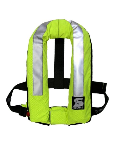 Die Secumar Rettungsweste Golf 275 FR AC ist leuchtend gelb mit reflektierenden grauen Streifen auf der Vorderseite. Sie verfügt über verstellbare schwarze Riemen und ein Logo mit einem „S“ unten rechts und vereint Sicherheit und Stil für Wasseraktivitäten. | Schäffeler Wassersport