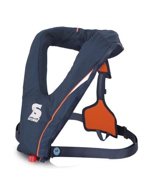 Die Secumar | Rettungsweste Secufit ist eine dunkelblaue aufblasbare Rettungsweste mit orangefarbenem Futter und schwarzen Riemen. Auf der linken Seite ist ein Logo angebracht. Sie wurde fachmännisch für mehr Sicherheit gefertigt und ist ideal für Wasseraktivitäten. | Schäffeler Wassersport
