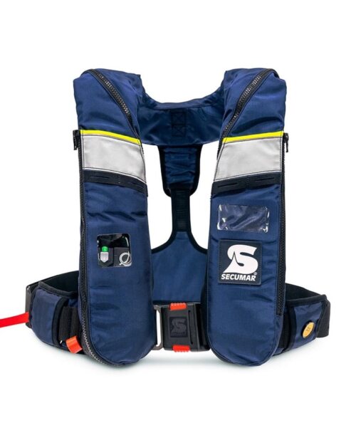 Die Rettungsweste Secumar | Rettungsweste Sierra 300 hat schwarze Riemen, rote Aufreißlaschen, mehrere Taschen, ein klares Fenster und Reflektorstreifen an den Schultern für bessere Sichtbarkeit. | Schäffeler Wassersport