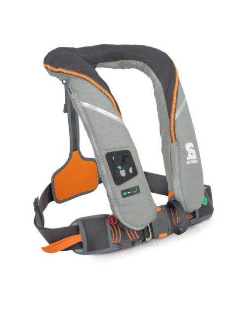 Die Secumar | Rettungsweste Survival 220 besticht durch ein schickes grau-oranges Design mit Reflektorstreifen, verstellbarem schwarzen Riemen und Schnallen sowie einem Bedienfeld an der Seite. Das Markenlogo auf der Vorderseite unterstreicht den modernen Look. | Schäffeler Wassersport