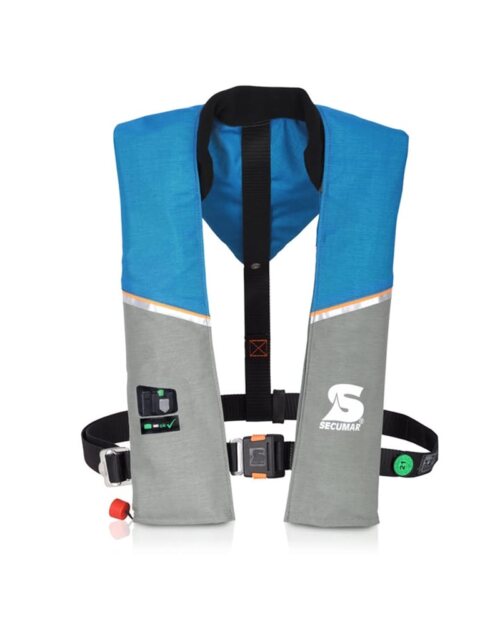 Die Secumar | Rettungsweste Ultra 170 ist eine blau-graue Rettungsweste mit schwarzen Riemen, reflektierenden orangefarbenen Akzenten und dem Secumar-Logo auf der Vorderseite. Sie verfügt über Verstellschnallen und einen grünen Sicherheitsindikator für zusätzliche Sicherheit. | Schäffeler Wassersport